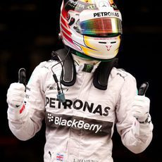 Lewis Hamilton celebra la tercera pole del año