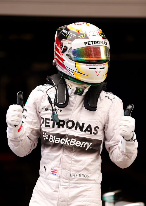 Lewis Hamilton celebra la tercera pole del año