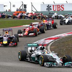 Primeros metros del GP de China, y Lewis Hamilton lidera