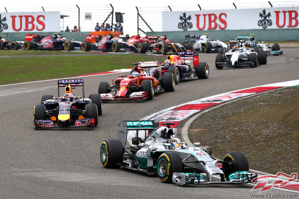 Primeros metros del GP de China, y Lewis Hamilton lidera