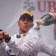 Lewis Hamilton y Nico Rosberg, bañados en champán