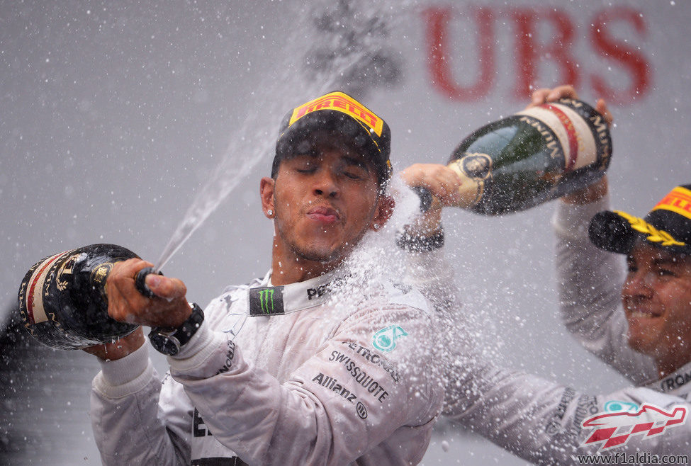 Lewis Hamilton y Nico Rosberg, bañados en champán