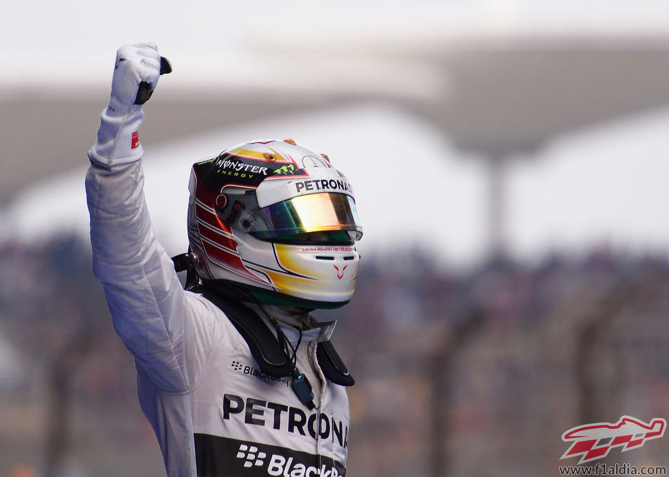 Lewis Hamilton celebra la victoria en China