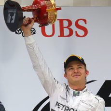 Nico Rosberg alza el trofeo en Shanghái