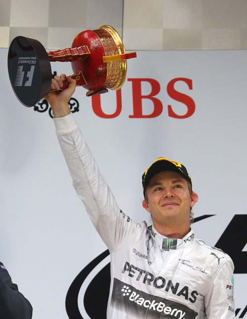 Nico Rosberg alza el trofeo en Shanghái