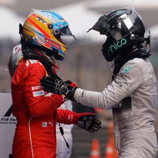 Fernando Alonso y Nico Rosberg se saludan en China