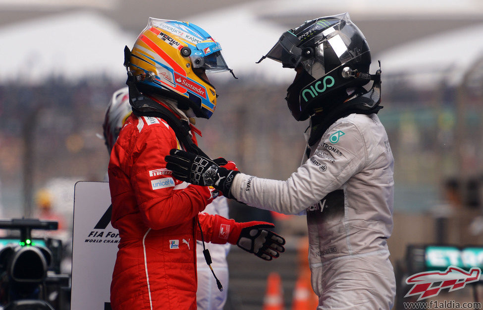 Fernando Alonso y Nico Rosberg se saludan en China