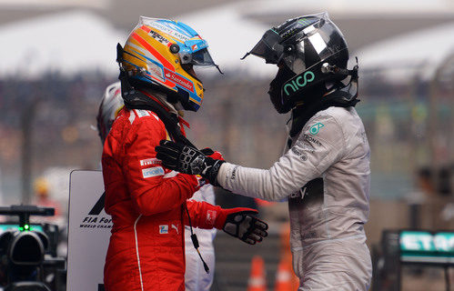 Fernando Alonso y Nico Rosberg se saludan en China