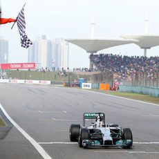 Lewis Hamilton cruza la meta en Shanghái