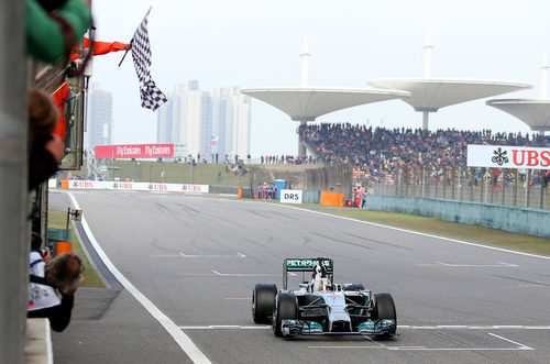 Lewis Hamilton cruza la meta en Shanghái