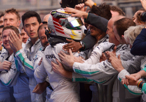 Alegría de Lewis Hamilton y Mercedes