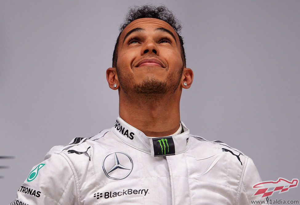 Cara feliz de Lewis Hamilton en el podio de China