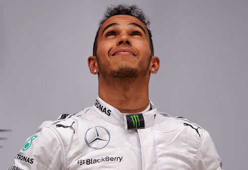 Cara feliz de Lewis Hamilton en el podio de China