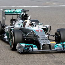 Lewis Hamilton celebra la victoria desde el W05