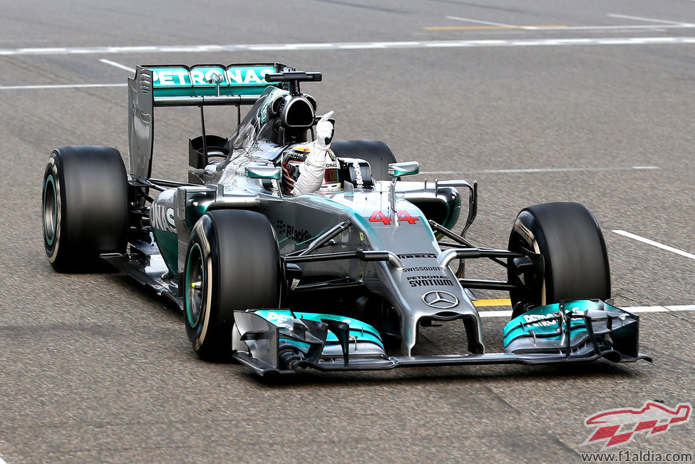 Lewis Hamilton celebra la victoria desde el W05