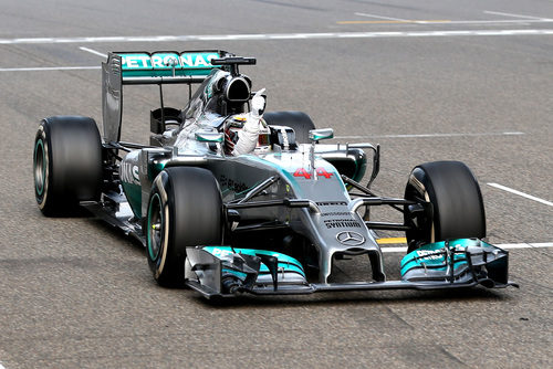 Lewis Hamilton celebra la victoria desde el W05