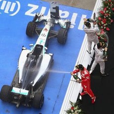 Hamilton, Rosberg y Alonso lanzan champán desde el podio