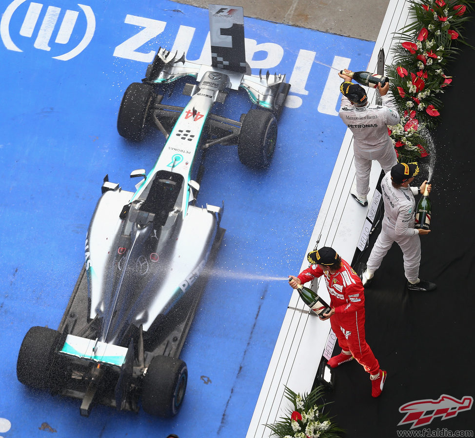 Hamilton, Rosberg y Alonso lanzan champán desde el podio