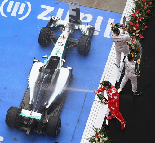 Hamilton, Rosberg y Alonso lanzan champán desde el podio