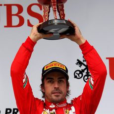 Fernando Alonso alza el trofeo del tercer clasificado