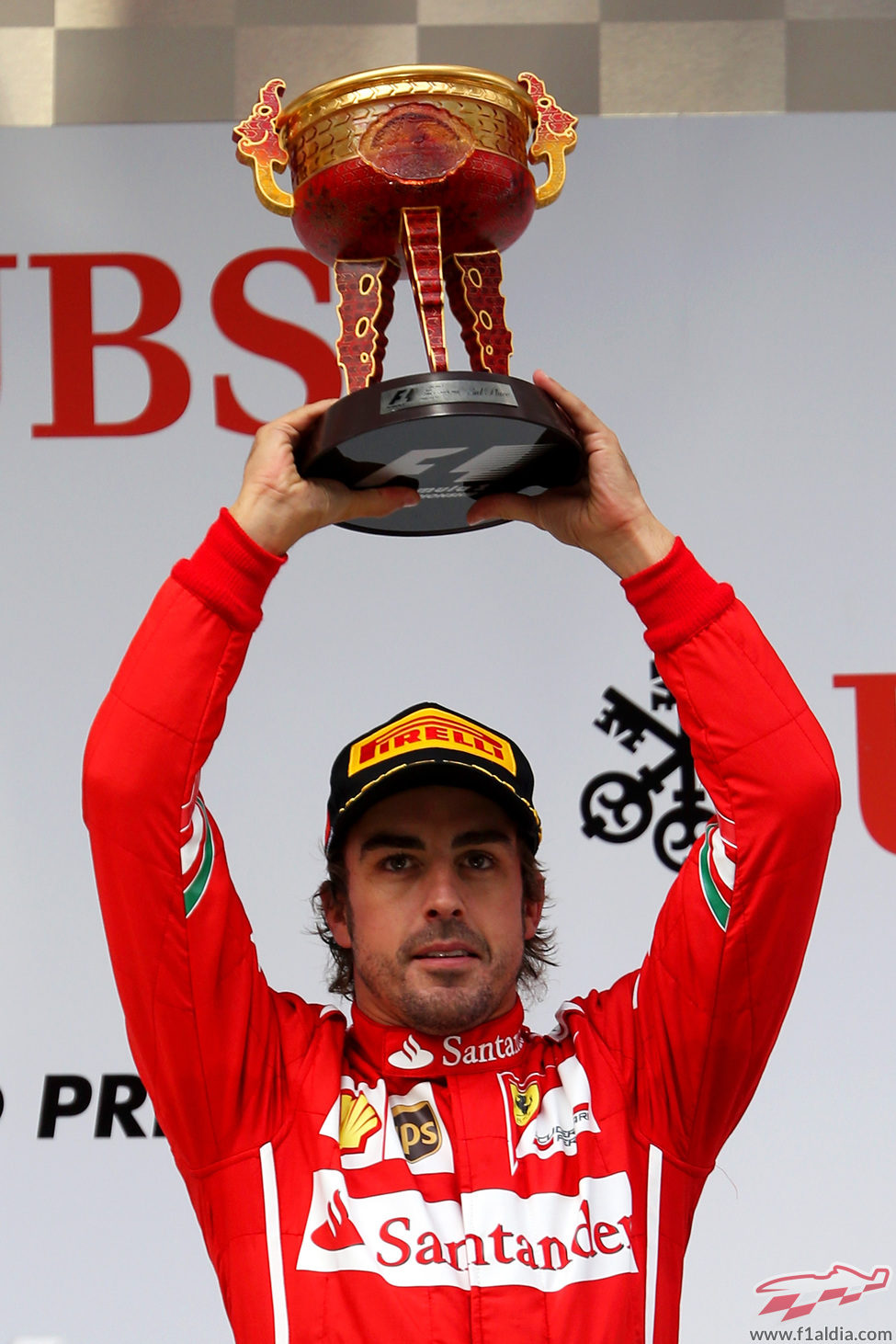Fernando Alonso alza el trofeo del tercer clasificado