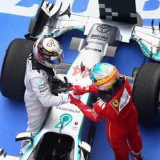 Fernando Alonso felicita a Lewis Hamilton