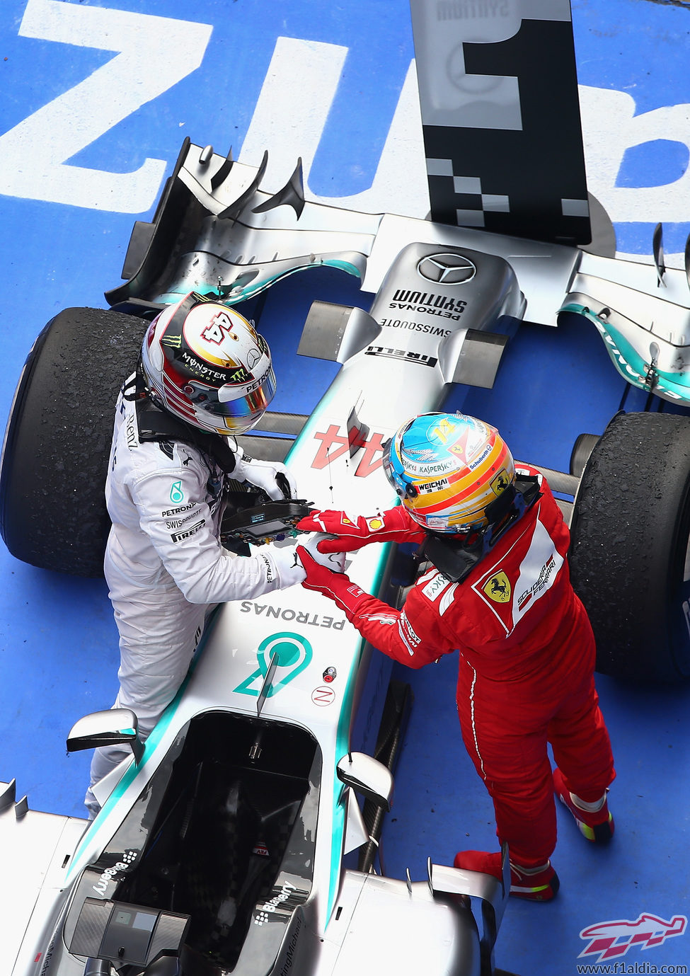 Fernando Alonso felicita a Lewis Hamilton