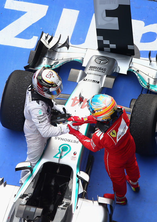Fernando Alonso felicita a Lewis Hamilton