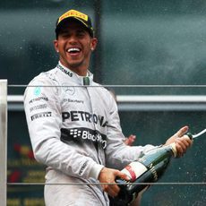 Lewis Hamilton descorcha la botella en el podio