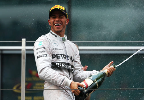 Lewis Hamilton descorcha la botella en el podio