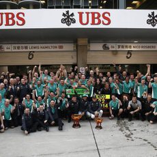 El equipo Mercedes celebra su doblete en China