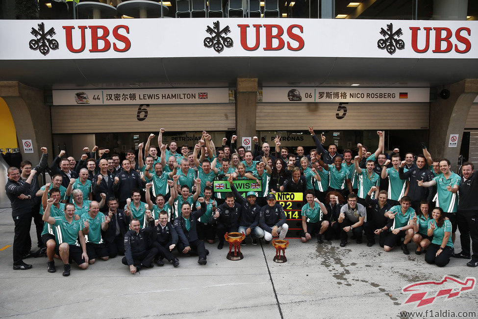 El equipo Mercedes celebra su doblete en China