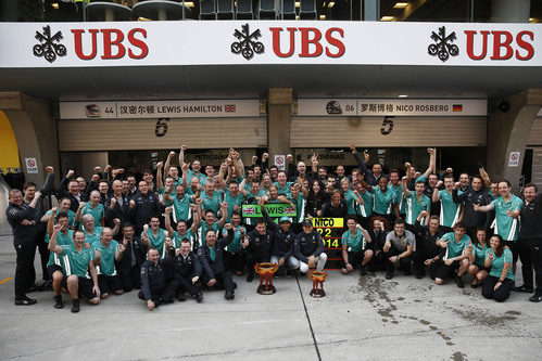 El equipo Mercedes celebra su doblete en China