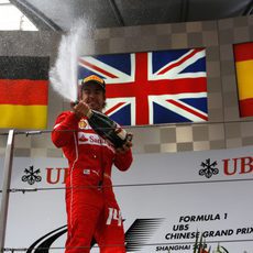 Fernando Alonso celebra el primer podio del año