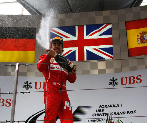 Fernando Alonso celebra el primer podio del año