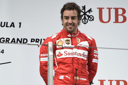 Sonrisa de Fernando Alonso en el podio de China