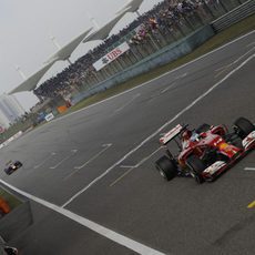 Fernando Alonso cruza la meta en Shanghái