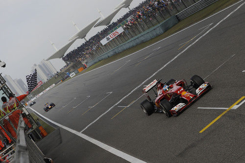 Fernando Alonso cruza la meta en Shanghái
