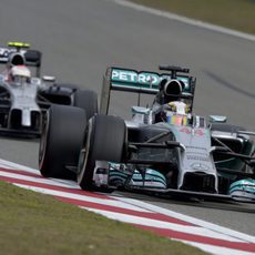 Lewis Hamilton dominó la carrera de principio a fin