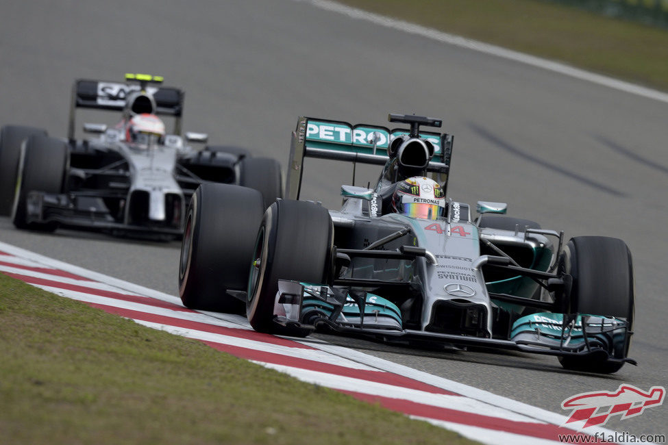 Lewis Hamilton dominó la carrera de principio a fin