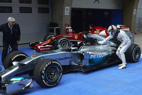 Lewis Hamilton acaricia a su monoplaza