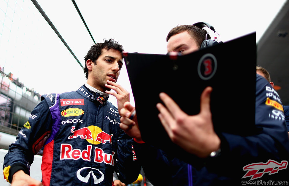 Daniel Ricciardo recibe las últimas indicaciones antes de la carrera