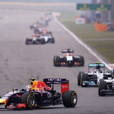 Daniel Ricciardo rueda por delante del Williams de Massa