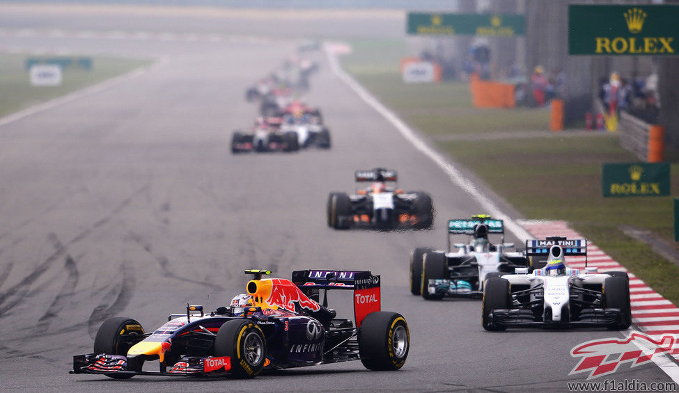 Daniel Ricciardo rueda por delante del Williams de Massa