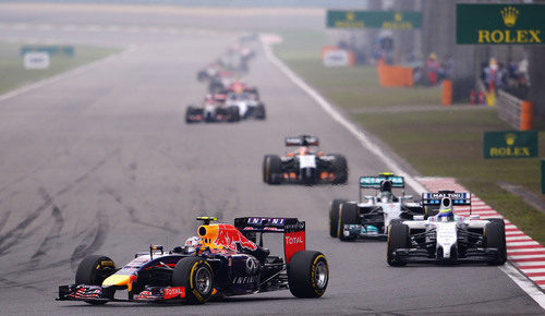 Daniel Ricciardo rueda por delante del Williams de Massa