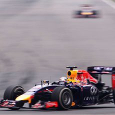 Sebastian Vettel rueda por delante de Ricciardo