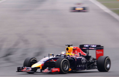 Sebastian Vettel rueda por delante de Ricciardo