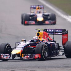 Daniel Ricciardo rueda por delante de Vettel