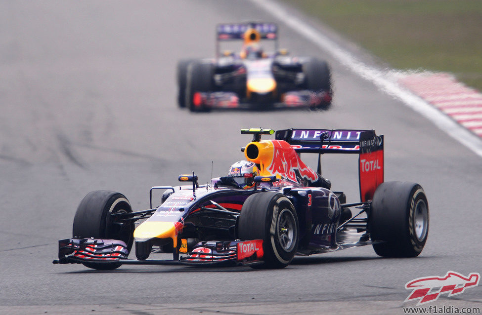 Daniel Ricciardo rueda por delante de Vettel