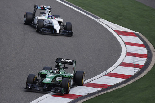 Kamui Kobayashi rueda por delante de Massa